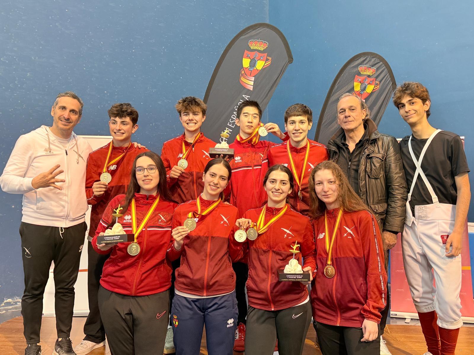 Equipo de competición de Escuela de Esgrima Ateneo con medallas