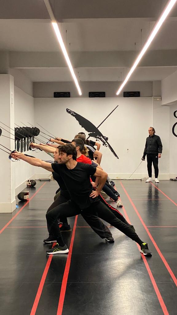 Jes&uacute;s Esperanza dirigiendo entrenamiento de esgrima esc&eacute;nica