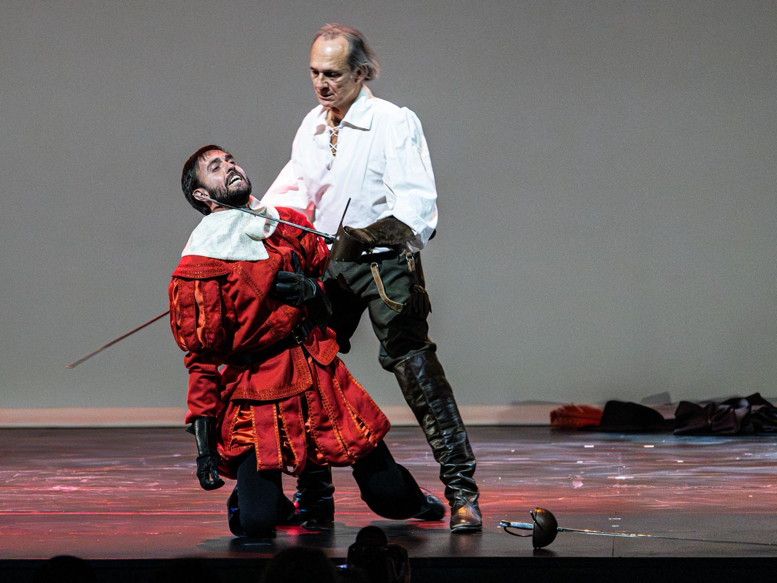Jes&uacute;s Esperanza en escena con esgrima esc&eacute;nica